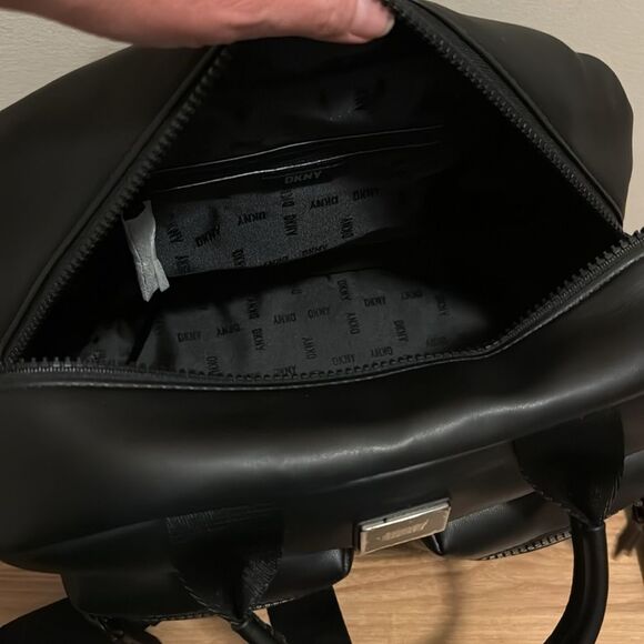 DKNY Camera Bag B93 - Picture 9 of 10